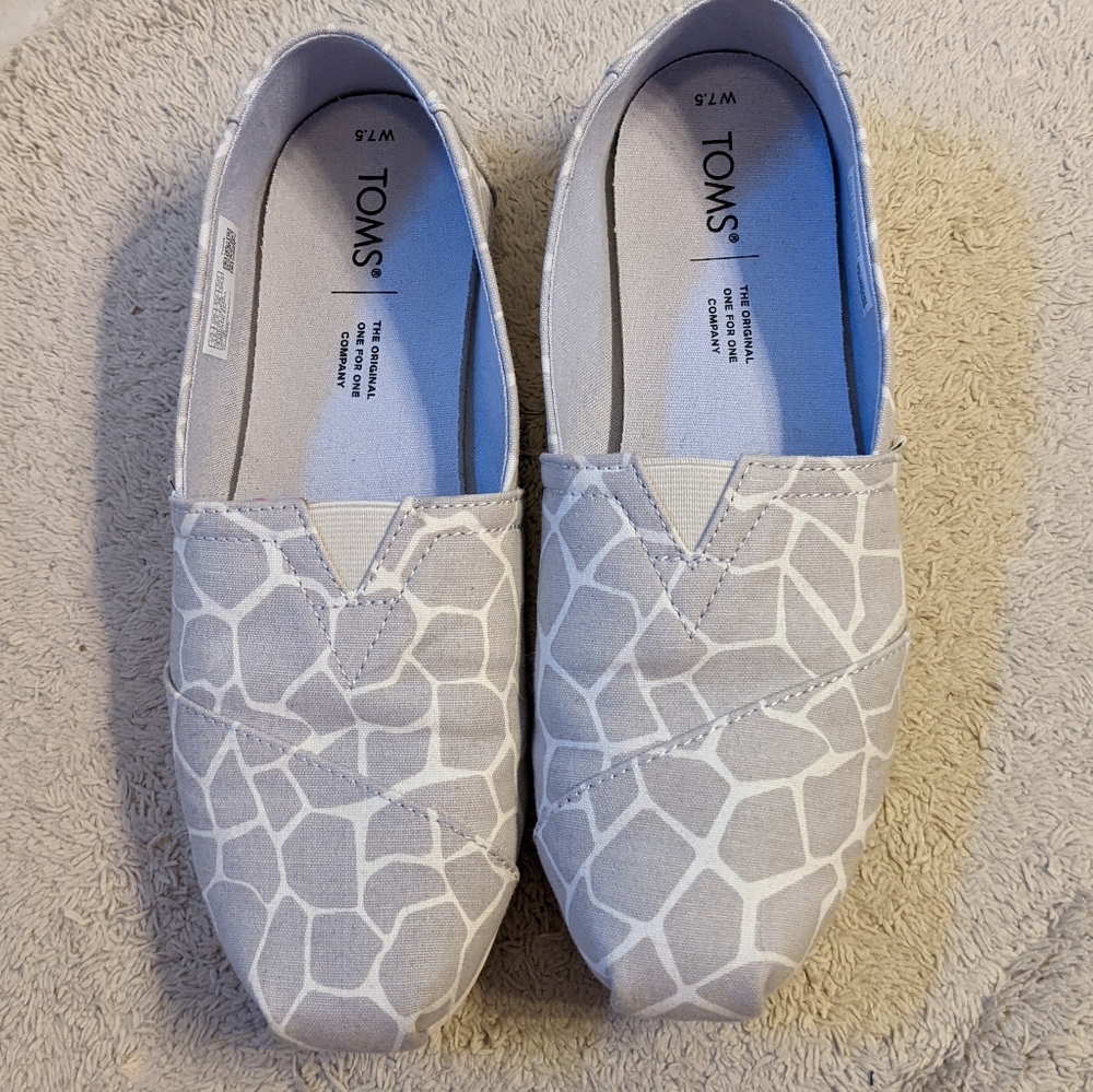 Giraffe print TOMS